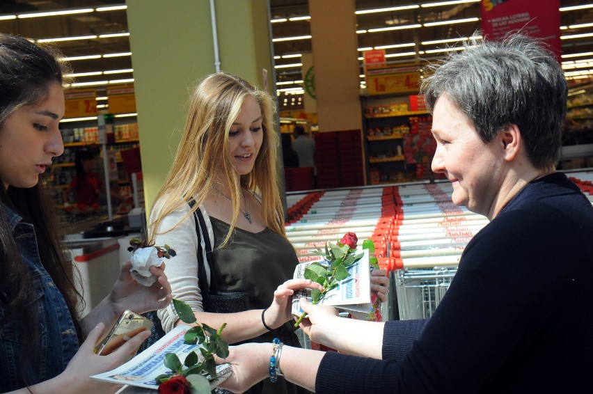 Kraków. Tysiąc róż od "Krakowskiej" i "Bonarki" dla mam [ZDJĘCIA]