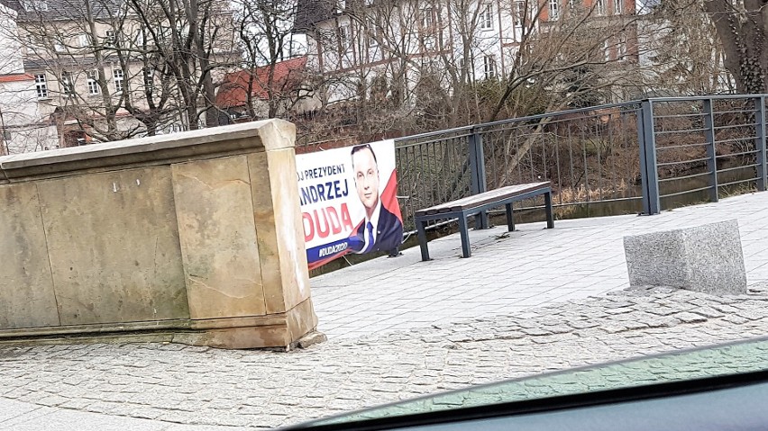 Wybory prezydenckie 2020. Baner Andrzeja Dudy na miejskiej...