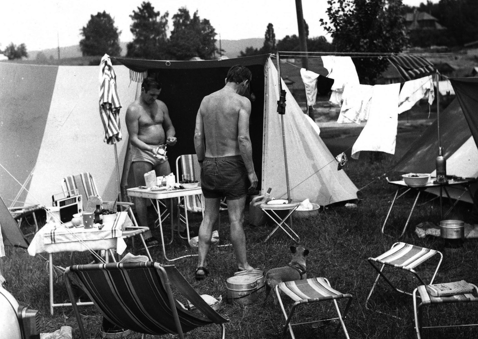 Kemping w czasach PRL. Tak się kiedyś wypoczywało w wakacje! Kultowa  przyczepa, namiot, domek typu Brda. Zobaczcie zdjęcia | Gazeta Krakowska