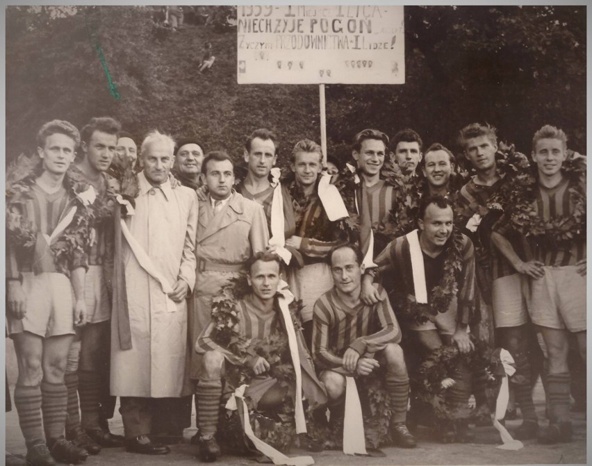 Ryszard Wiśniewski (pierwszy z lewej) po awansie Pogoni do...