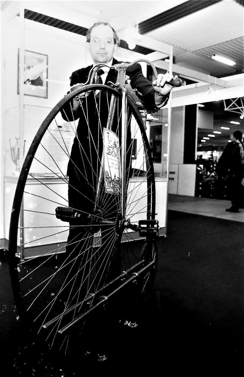XIX-wieczny bicykl na wystawie międzynarodowych targów...