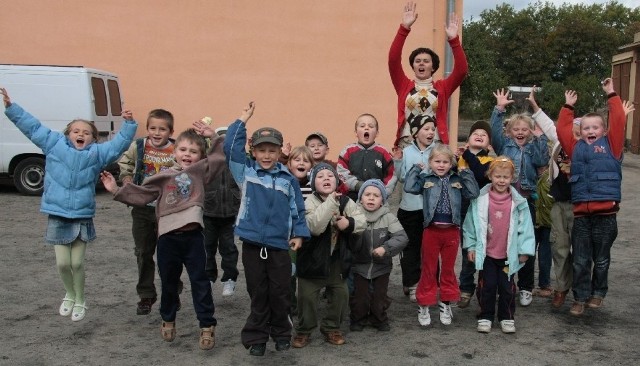 Jak dopisuje pogoda, maluchy z zerówki bawią się na szkolnym dziedzińcu. Oczywiście pod baczna opieka nauczycielki Izabeli Ciećwiery. 