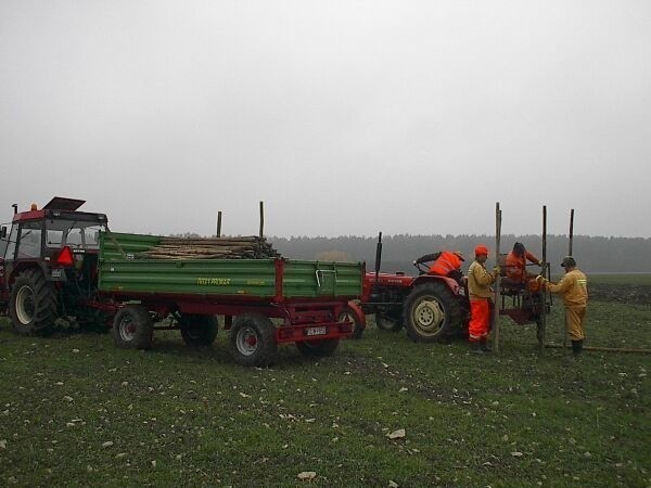 Wczoraj za Wolą Wiśniową pracownicy Zarządu Dróg Powiatowych we Włoszczowie ustawili ponad pół kilometra palików, na których będzie zawieszona siatka z tworzywa sztucznego.