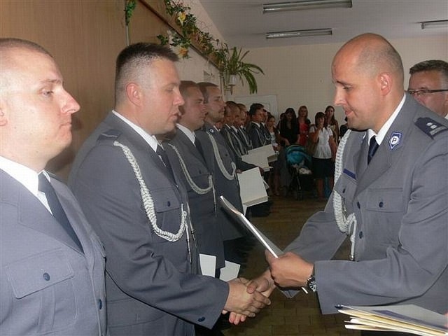 Sierżant Jarosław Gwóźdź odbiera nominację na wyższy stopień od młodszego inspektora Michała Domaradzkiego.