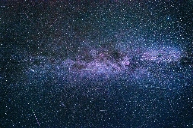 Perseidy, czyli jeden z najpopularniejszych rojów meteorów od lat cieszą się sporym zainteresowaniem. Wszystko za sprawą tego, że podczas letniego odpoczynku możemy na chwilę bujać w obłokach i patrzeć w niebo - dosłownie!