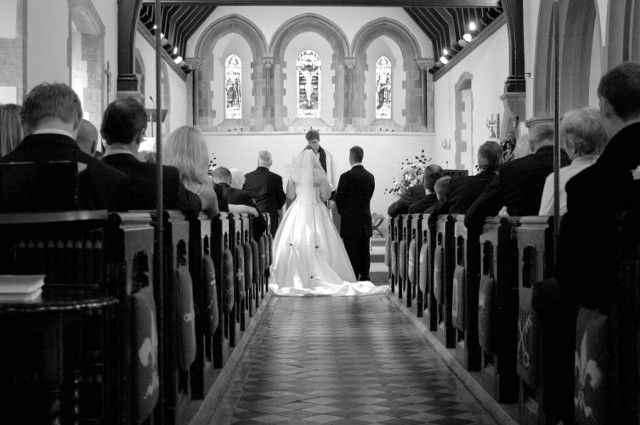 Złożenie przysięgi w obecności księdza to jeden z podstawowych warunków zawracia związku małżeńskiego w Kościele.