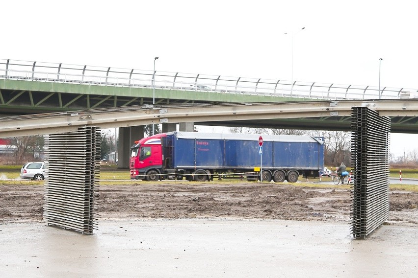 Nietypowa kaplica na Żernikach. Składa się z barier energochłonnych [FOTO] 