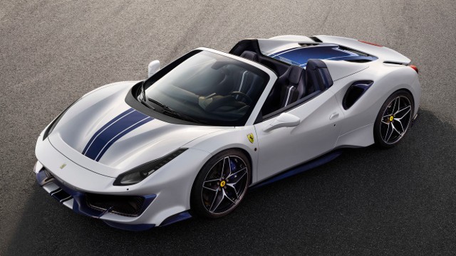 Ferrari 488 Pista SpidePojazd do 100 km/h rozpędza się w w 2,85 sekundy. To tyle samo co odmiana copue. Sprint do 200 km/h zajmuje 8 sekund, czyli o 0,4 s więcej od wariantu coupe, natomiast prędkość maksymalna to ponad 340 km/h.Fot. Ferrari