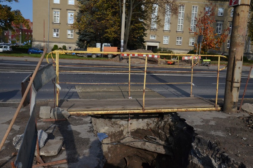 Wrocław: Załatali dziurę przy moście Grunwaldzkim, ale tylko na kilka dni (ZDJĘCIA)