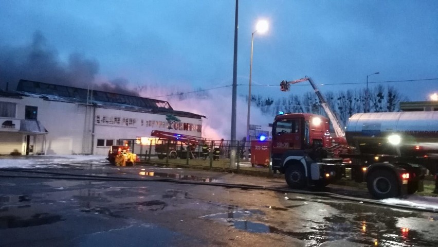 Gigantyczny pożar hali magazynowej w Radomiu.