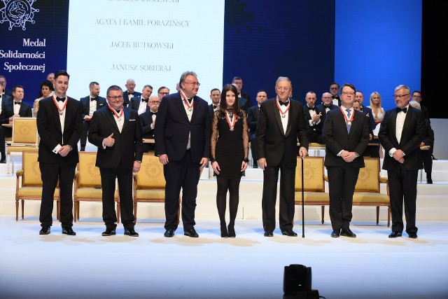 MEDAL SOLIDARNOŚCI SPOŁECZNEJ [/b]wręczono w Warszawie JACKOWI RUTKOWSKIEMU, prezesowi  firmy MAT-BUD (drugi od lewej).  