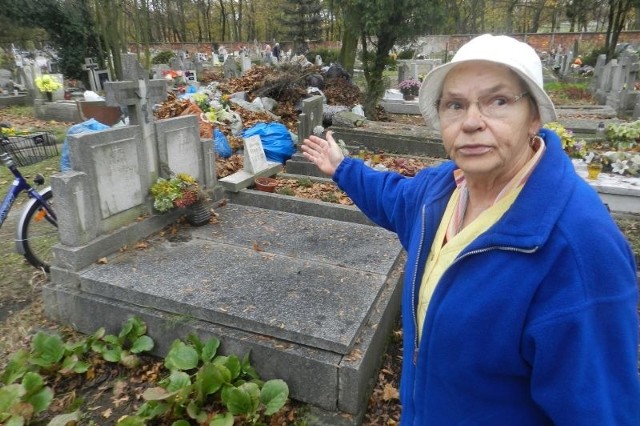 - Cmentarz wygląda nieładnie, jest mocno zaniedbany. Stanowczo za rzadko jest też sprzątany - uważa Krystyna Olender.