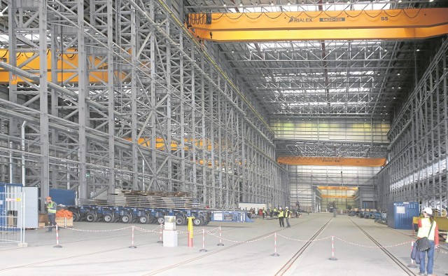 Główna hala produkcyjna nowej fabryki na Ostrowie Brdowskim ma 250 m długości, 94 m szerokości i ponad 42 m wysokości. Jest tu siedem suwnic, najpotężniejsza ma udźwig 160 ton