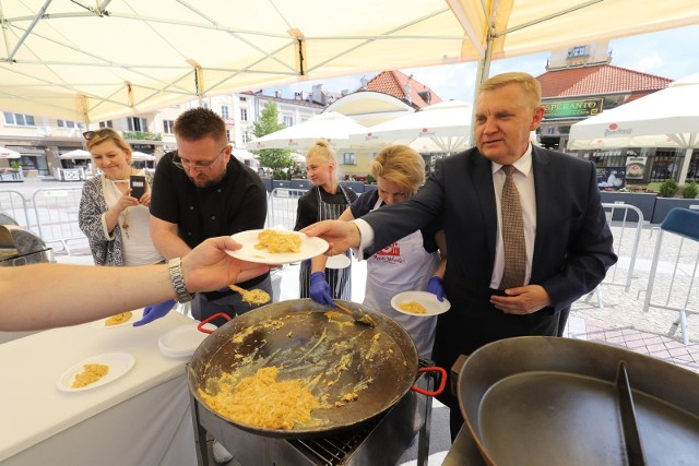Prezydent Białegostoku Tadeusz Truskolaski częstował białostoczan jajecznicą z 1989 jaj. Na taki pomysł na jedno z wydarzeń Dni Wolności i Praw Obywatelskich wpadła dziennikarka kulinarna Katarzyna Bosacka.