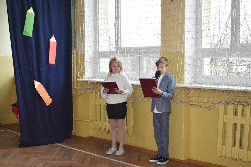 Uroczyste ślubowanie klasy pierwszej w Niepublicznej Szkole Podstawowej imienia św. Andrzeja Apostoła w Nieznamierowicach w gminie Rusinów