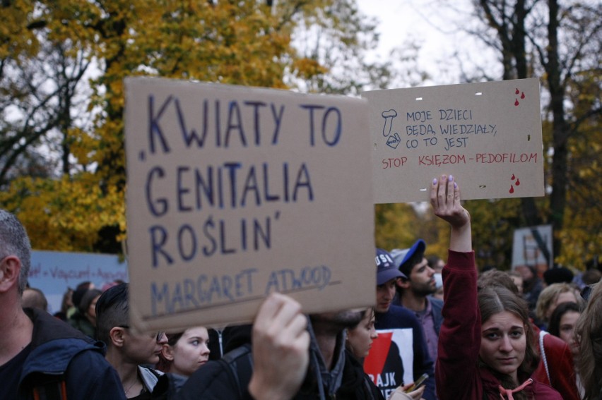 Warszawa: Protest "Jesień Średniowiecza" przed Sejmem. PiS chce karać więzieniem za edukację seksualną?