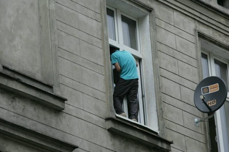 Wrocław: Mężczyzna na ul. św. Mikołaja chciał wyskoczyć z okna. Rzeźnicza była zablokowana (ZDJĘCIA)