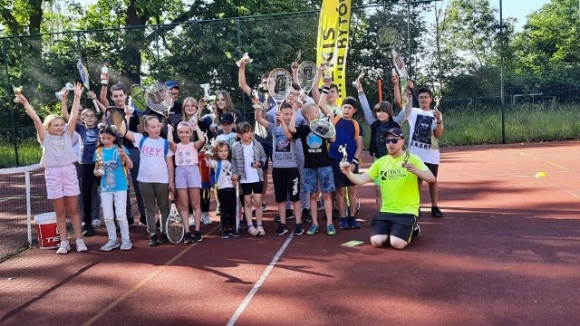 Stowarzyszenie Tenis Klub Bytów zorganizowało turniej tenisa dla dzieci i młodzieży z okazji rozpoczęcia wakacji.