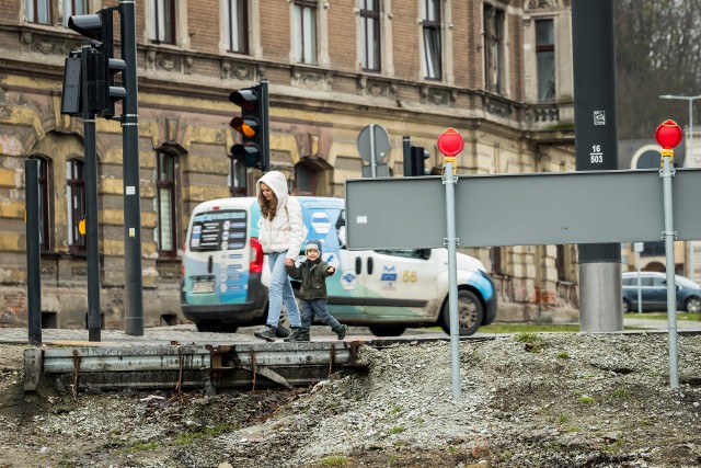 Tramwaj koło dziury raczej szybko nie przejedzie