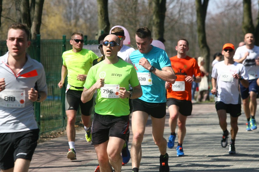 Biegli w niedzielę nad Zalewem Zemborzyckiem. To ostatni bieg z cyklu "Cztery Dychy do Maratonu" [DUŻO ZDJĘĆ]