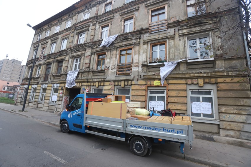 Część lokatorów z kamienicy przy ul. Wólczańskiej 43 już się...