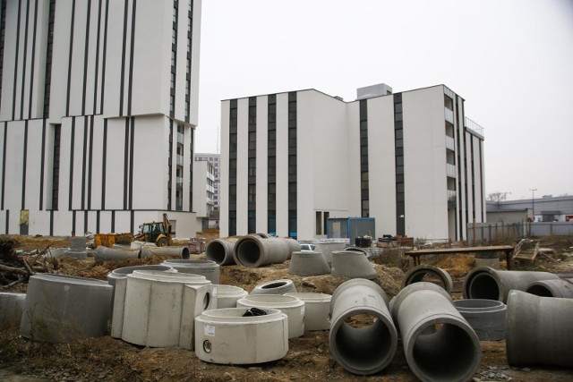 W 2020 roku w Krakowie wydano 142 pozwolenia na budowę blok&oacute;w i osiedli. Choć to spadek w stosunku do lat ubiegłych, to liczba nadal jest spora
