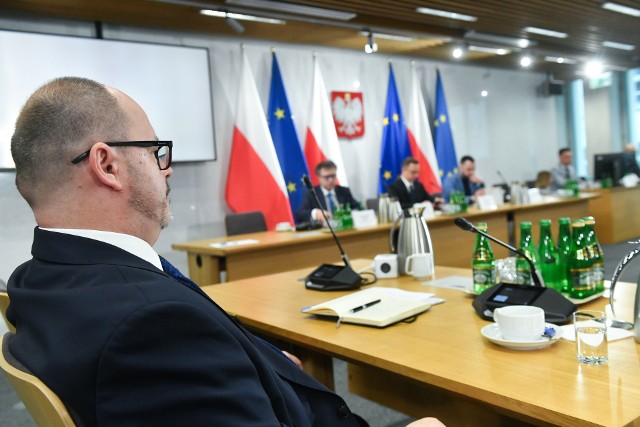 Sypniewski pytany przez komisję o zastrzeżenia dotyczące przeprowadzenia wyborów korespondencyjnych podkreślił, że wybory w trybie korespondencyjnym mogą zostać zorganizowane i Poczta Polska jest w stanie logistycznie zapewnić obsługę takich wyborów.