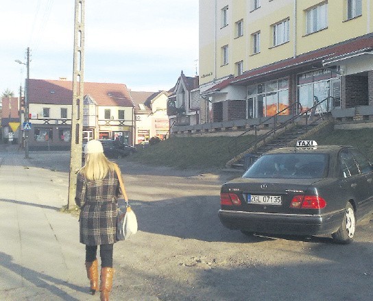 Przy Bankowej i ulicy sąsiedniej są budynki mieszkalne, sklepy i punkty usługowe. W ciągu dnia znalezienie tu miejsca na ustawienie samochodu graniczy z cudem. Wkrótce to się zmieni.