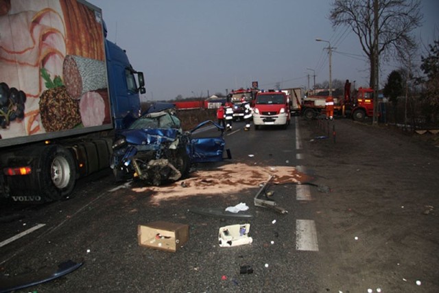 W tył samochodu osobowego wjechała ciężarówka. Cztery osoby z osobówki zostały przewiezione do szpitala w Grójcu.