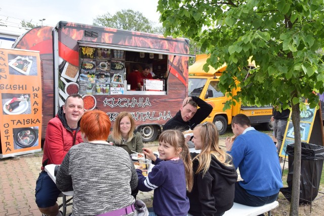 W czwartek, 1 Maja do Nowej Soli zawitała karawana kilkunastu Food Trucków z jedzeniem z całego świata. Można było zasmakować takich potraw jak: Qesadillę, Churros, Panczo, Mango Chicken, a także frytki belgijskie, krewety, kurczaka barbecue, balkanburgera, wołowinę mexico, czy berliner kebaba. Z czasem przy budkach na kołach zbierało się coraz więcej smakoszy, nie tylko z Nowej Soli. Okoliczny wielki parking był zapełniony, widać było nawet auto z rejestracją suwalską. Swoje stoisko miał także MZGK, gdzie serwowano lemoniadę na bazie bardzo czystej wody z kranu. Armada gastronomicznych pojazdów postoi w Nowej Soli do piątku, 3 maja. Spieszcie się, jeszcze zdążycie wyhaczyć coś na ząb. Zobacz również: Food Truck w Zielonej GórzePOLECAMY RÓWNIEŻ PAŃSTWA UWADZE:15 sposobów na dietę bez mięsa