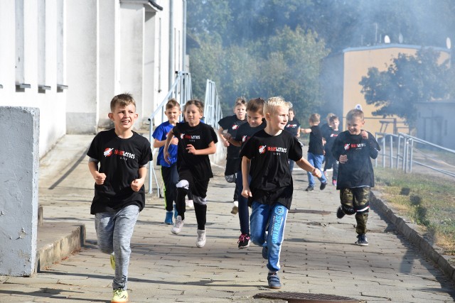 Uczniowie z Szubina  i Kowalewa  na trasie biegu z przeszkodami