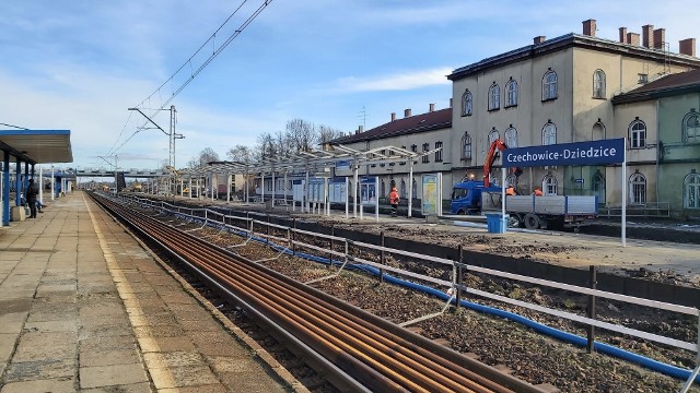 Przebudowują perony w Czechowicach-Dziedzicach.Zobacz kolejne zdjęcia. Przesuwaj zdjęcia w prawo - naciśnij strzałkę lub przycisk NASTĘPNE