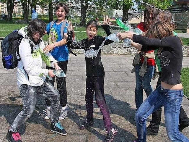 Śmigus-dyngus to piękna tradycja. Powinniśmy jednak zachować umiar. Tym bardziej przy obecnych warunkach pogodowych.