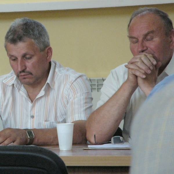 Włoszczowscy radni powiatowi są bardzo zaniepokojeni sytuacją, jaka panuje od 21 maja we włoszczowskim szpitalu. Od lewej: Bogusław Szymkiewicz i Władysław Malicki.