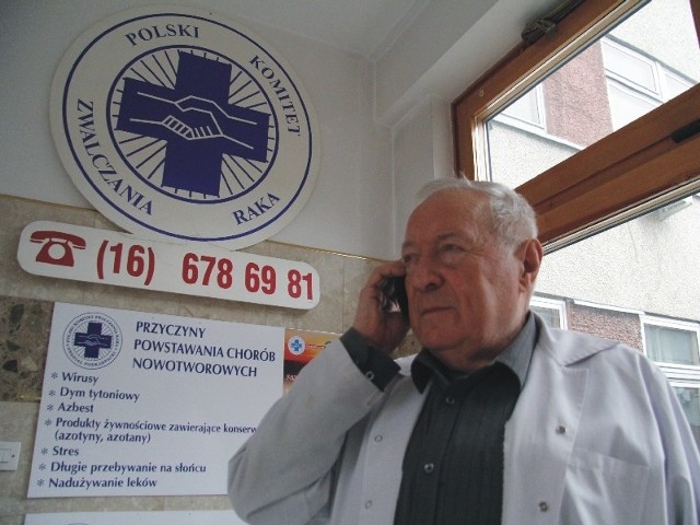 Od 30 lat działa w Przemyślu onkologiczny telefon zaufania. Nz. inicjator jego powstania lek. Jan Hołówka.