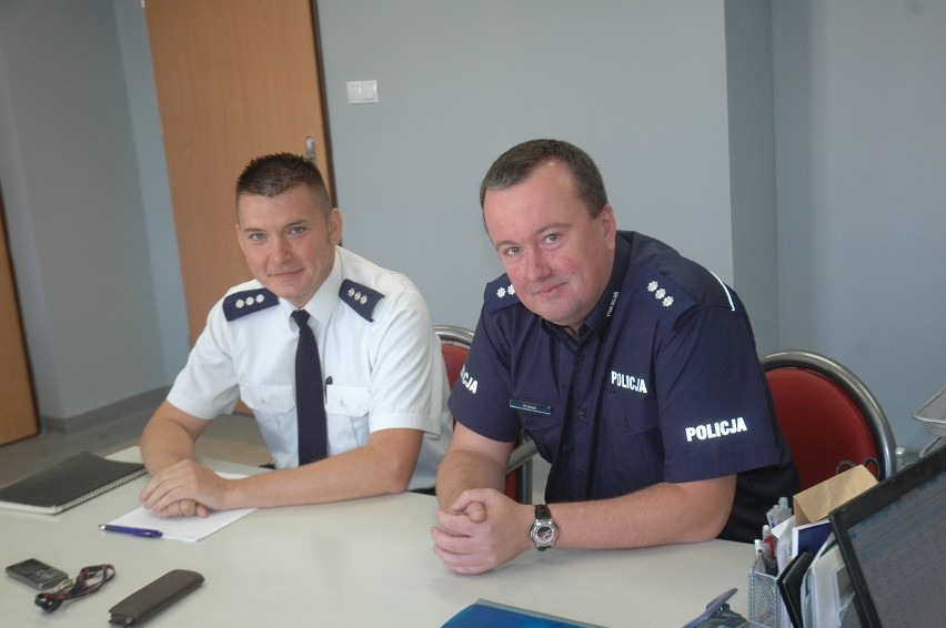 Od lewej: kom. Krzysztof Gajda i kom. Maciej Sałek z Komendy...