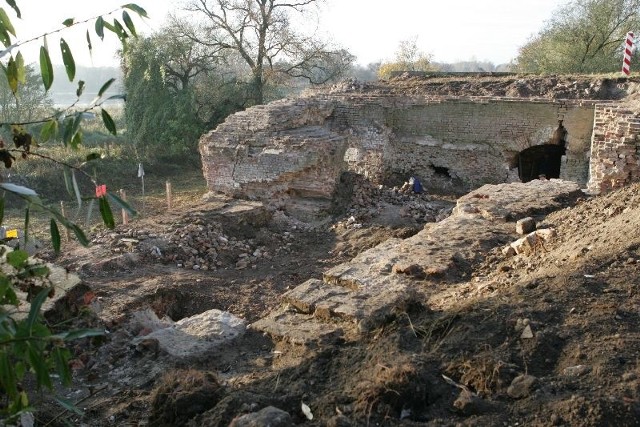 Remont lewej flanki bastionu Król w Kostrzynie.