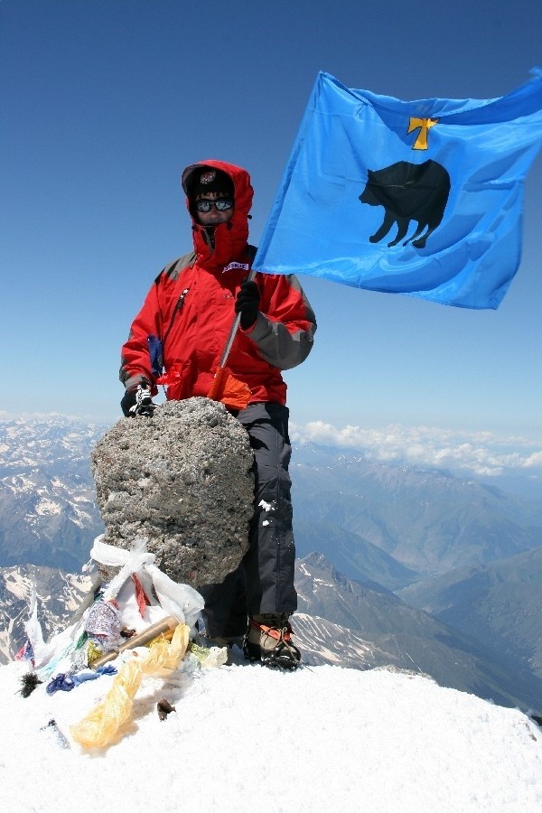 W ub. roku uczestnicy wypraw, na szczycie Elbrusa zatknęli flagę Przemyśla. To samo chcą zrobić podczas obecnej wyprawy, na wierzchołku Narodnej. Nz. Dariusz Hop na Elbrusie.