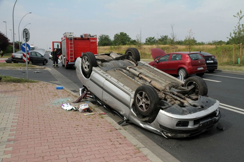 Wypadek koło sklepu Agata Meble. Auto na dachu, kierowca w szpitalu