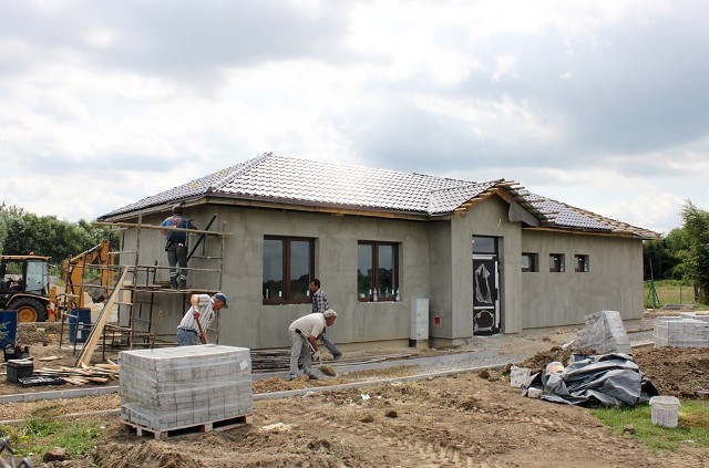 Zakres inwestycji w Chwałowicach obejmuje budowę budynku sanitarno – szatniowego wraz z wewnętrznymi instalacjami, zbiornikiem na nieczystości ciekłe