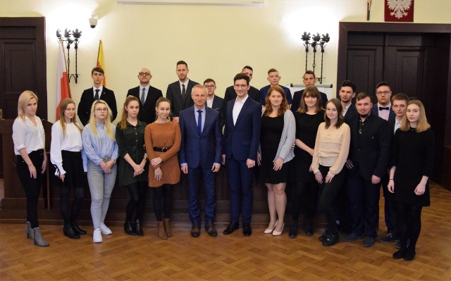 Odbyła się pierwsza sesja Młodziezowej Rady miejskiej Inowrocławia 16. kadencji. W jej trakcie radni otrzymali legitymacje potwierdzające wybór. W trakcie obrad dokonano wyboru przewodniczącego MRMI. Został nim Marek Michalski, uczeń I LO im. Jana Kasprowicza. Na wiceprzewodniczących wybrano: Natalie Rutkowską z II LO i Karolinę Biedę z ZSP nr 4. Sekretarzem MRMI została natomiast Nikola Nowak z III LO. Oto skład Młodzieżowej Rady Miejskiej 16. kadencji: I Liceum Ogólnokształcące: Martyna Konieczna, Kamil Szałecki, Marek Michalski. II Liceum Ogólnokształcące: Natalia Rutkowska, III Liceum Ogólnokształcące, Zuzanna Saja, Nikola Nowak, Patrycja Strzelec. Zespół Szkół Ponadgimnazjalnych nr 1: Dawid Łątkowski, Mikołaj Wodzyński. Zespół Szkół Ponadgimnazjalnych nr 2: Dominika Gacka, Szymon Giża, Karol Leśniak. Zespół Szkół Ponadgimnazjalnych nr 3: Kacper Kroczyk, Krzysztof Wojdylak, Wiktor Męclewski. Zespół Szkół Ponadgimnazjalnych nr 4: Karolina Bieda, Piotr Sztandur, Agata Grabowska. Zespół Szkół Ponadgimnazjalnych nr 5: Izabela Ciechanowska , Hubert Jeziorski, Maciej Siwiński.