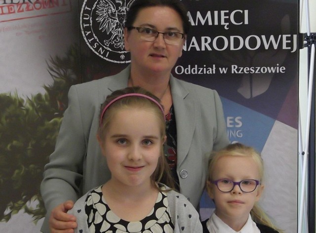 Małgorzata Kotwa z laureatkami konkursu