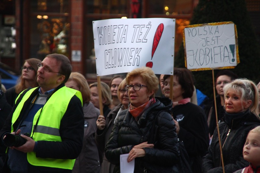 Drugi czarny protest w Rybniku - panie demonstrowały na rynku