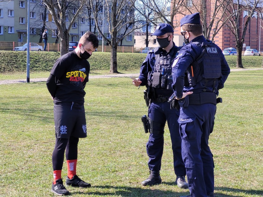 Białystok. Policja znów przerwała trening, tym razem w parku przy Kręgu. Posypały się kolejne wnioski do sądów i mandaty [ZDJĘCIA]