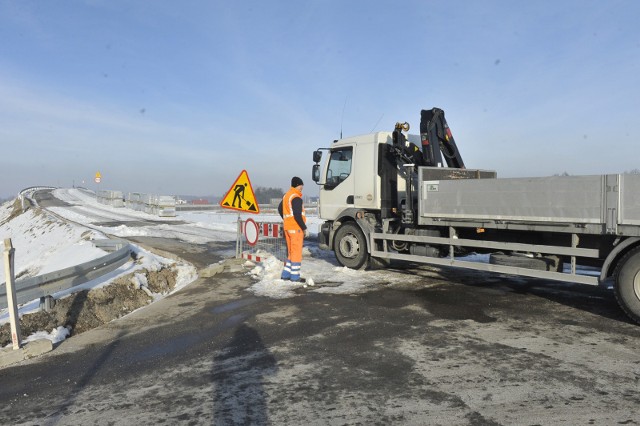 Od 28 grudnia kierowcy z lewej strony Białobrzegów nie mogą korzystać z wiaduktu. W ostatnich dniach ktoś dla żartu wywiesił informację, że będzie on otwarty w maju 2020 roku.