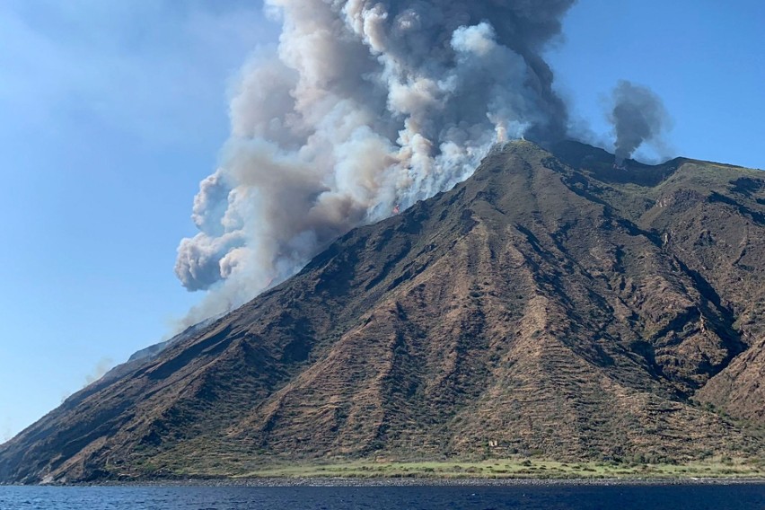 Włochy: Wybuch wulkanu na Stromboli [ZDJĘCIA] [WIDEO] Na wyspie doszło do erupcji, jedna osoba zginęła