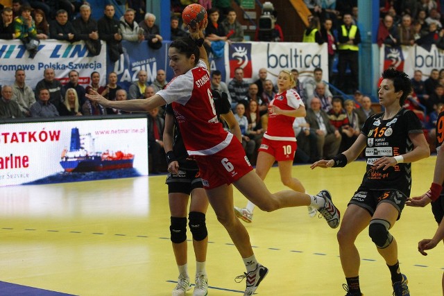 Monika Stachowska (z piłką) w kadrze Kima Rasmussena gra głównie w defensywie. Z koła bramki w kadrze zdobywa Patrycja Kulwińska z Vistalu Gdynia.