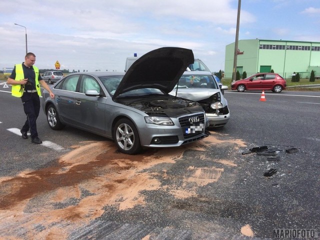 Do wypadku doszło dzisiaj o godz. 11.50 na obwodnicy kluczborskiej, na skrzyżowaniu krajowej 11 z krajową 45. Kierująca volkswagenem golfem 33-letnia kobieta jadąc od strony Kluczborka wjechała na skrzyżowanie i zderzyła się z prawidłowo jadącym samochodem audi, kierowanym przez 37-letnią kobietę.Wypadek wyglądał dramatycznie. Kierująca volkswagenem wysiadła wprawdzie z auta o własnych siłach, ale od razu straciła przytomność i upadła na drogę. - Poszkodowana kobieta została przewieziona do szpitala powiatowego w Oleśnie - informuje mł. asp. Mariusz Trejten, rzecznik prasowy policji w Kluczborku.