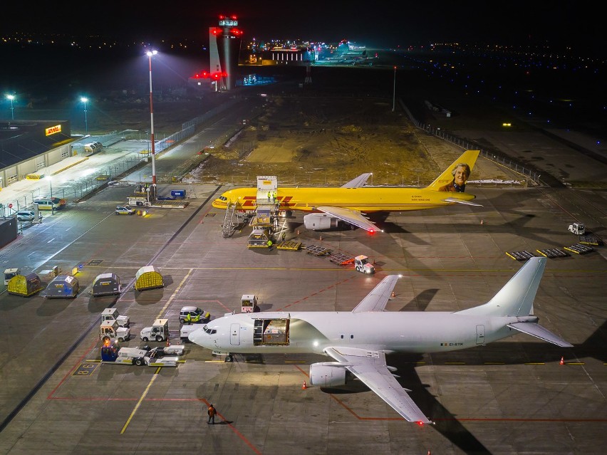 Tak, to lotnisko w Pyrzowicach. Zachwycające nocne zdjęcia z drona Roberta Neumanna. Oraz wideo