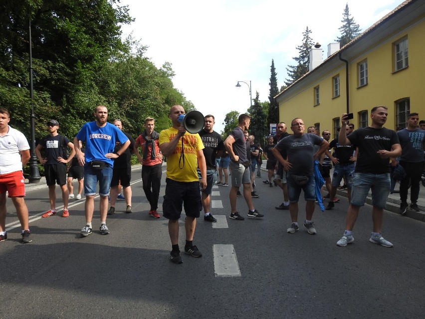 Marsz Równości w Białymstoku. Z jednej strony było kolorowo i głośno, z drugiej groźby i race. Policja zatrzymała kilkanaście osób